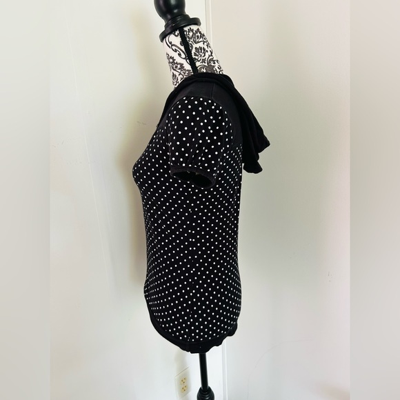 Energie Women’s Black & White Polka Dot Drawstring V-Neck Hooded T-Shirt - Picture 2 of 8